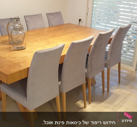 שולחן עץ עם כיסאות מרופדים בצבע אפור